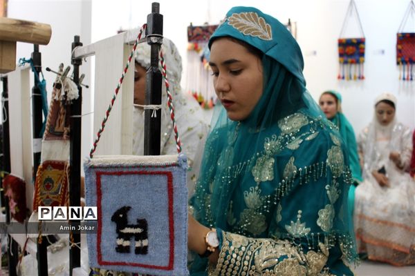 نمایشگاه صنایع دستی بافت و هنر فرش دانش‌آموزان هنرستان ولایت آباده طشک