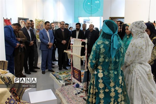 نمایشگاه صنایع دستی بافت و هنر فرش دانش‌آموزان هنرستان ولایت آباده طشک