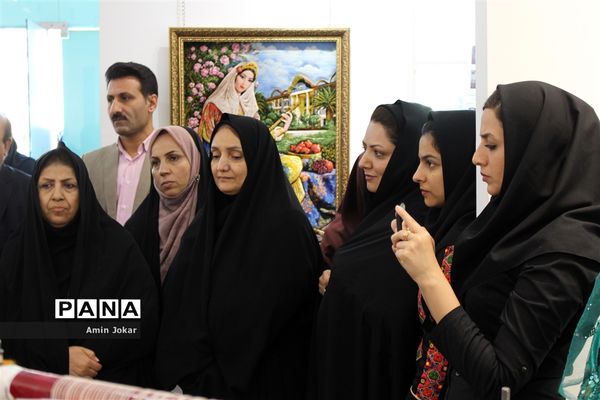 نمایشگاه صنایع دستی بافت و هنر فرش دانش‌آموزان هنرستان ولایت آباده طشک