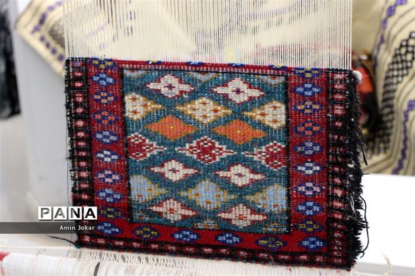 نمایشگاه صنایع دستی بافت و هنر فرش دانش‌آموزان هنرستان ولایت آباده طشک