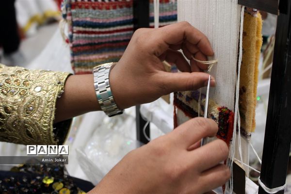 نمایشگاه صنایع دستی بافت و هنر فرش دانش‌آموزان هنرستان ولایت آباده طشک