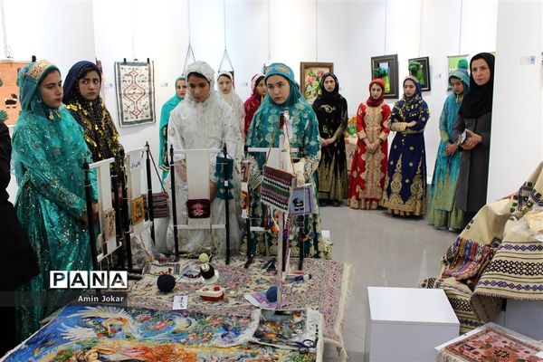 نمایشگاه صنایع دستی بافت و هنر فرش دانش‌آموزان هنرستان ولایت آباده طشک