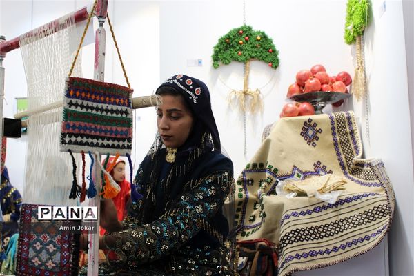 نمایشگاه صنایع دستی بافت و هنر فرش دانش‌آموزان هنرستان ولایت آباده طشک