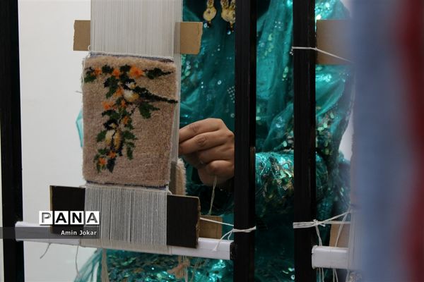 نمایشگاه صنایع دستی بافت و هنر فرش دانش‌آموزان هنرستان ولایت آباده طشک