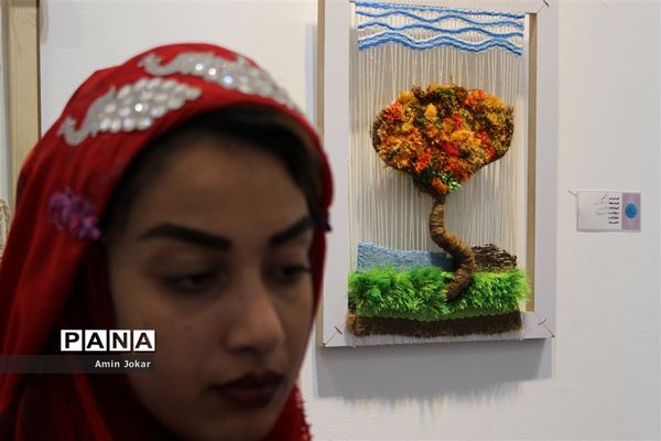 نمایشگاه صنایع دستی بافت و هنر فرش دانش‌آموزان هنرستان ولایت آباده طشک