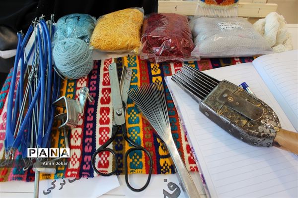 نمایشگاه صنایع دستی بافت و هنر فرش دانش‌آموزان هنرستان ولایت آباده طشک