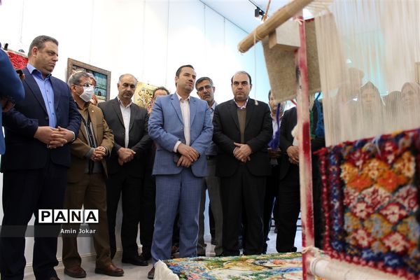 نمایشگاه صنایع دستی بافت و هنر فرش دانش‌آموزان هنرستان ولایت آباده طشک