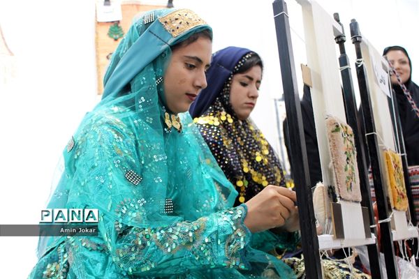 نمایشگاه صنایع دستی بافت و هنر فرش دانش‌آموزان هنرستان ولایت آباده طشک