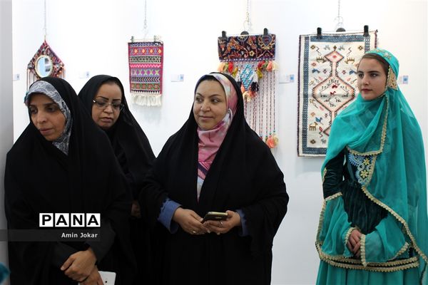نمایشگاه صنایع دستی بافت و هنر فرش دانش‌آموزان هنرستان ولایت آباده طشک