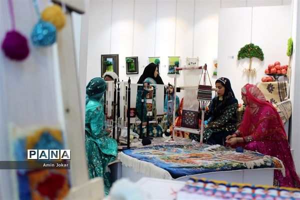 نمایشگاه صنایع دستی بافت و هنر فرش دانش‌آموزان هنرستان ولایت آباده طشک