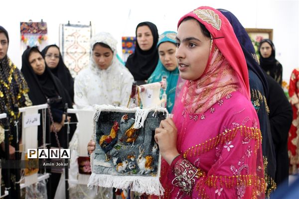 نمایشگاه صنایع دستی بافت و هنر فرش دانش‌آموزان هنرستان ولایت آباده طشک