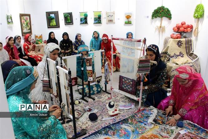 نمایشگاه صنایع دستی بافت و هنر فرش دانشآموزان هنرستان ولایت آباده طشک