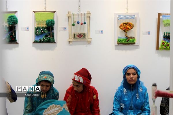 نمایشگاه صنایع دستی بافت و هنر فرش دانش‌آموزان هنرستان ولایت آباده طشک