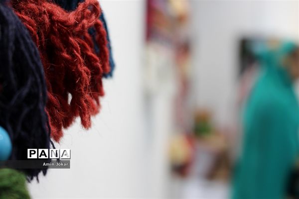 نمایشگاه صنایع دستی بافت و هنر فرش دانش‌آموزان هنرستان ولایت آباده طشک