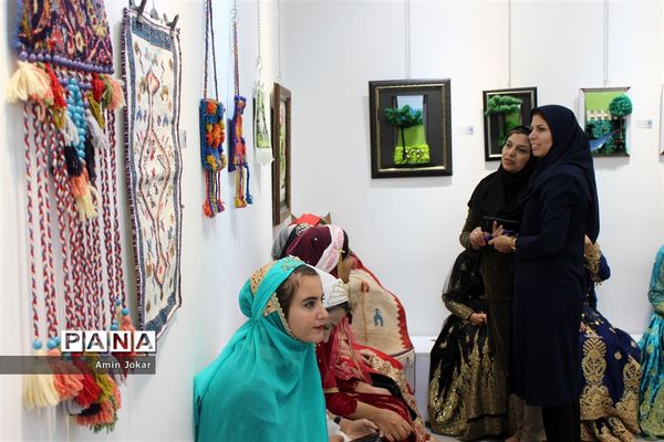 نمایشگاه صنایع دستی بافت و هنر فرش دانش‌آموزان هنرستان ولایت آباده طشک