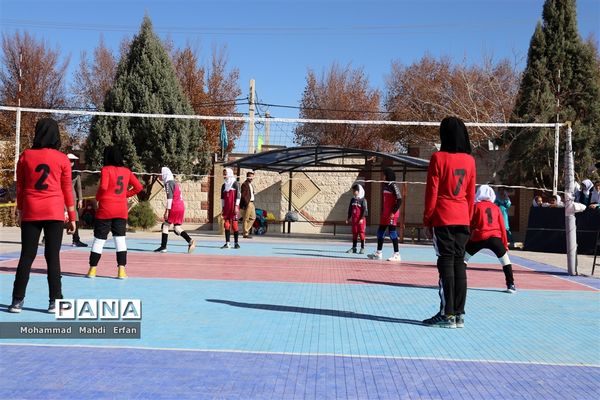 افتتاحیه مسابقات لیگ والیبال دختران دانش‌آموز در آباده