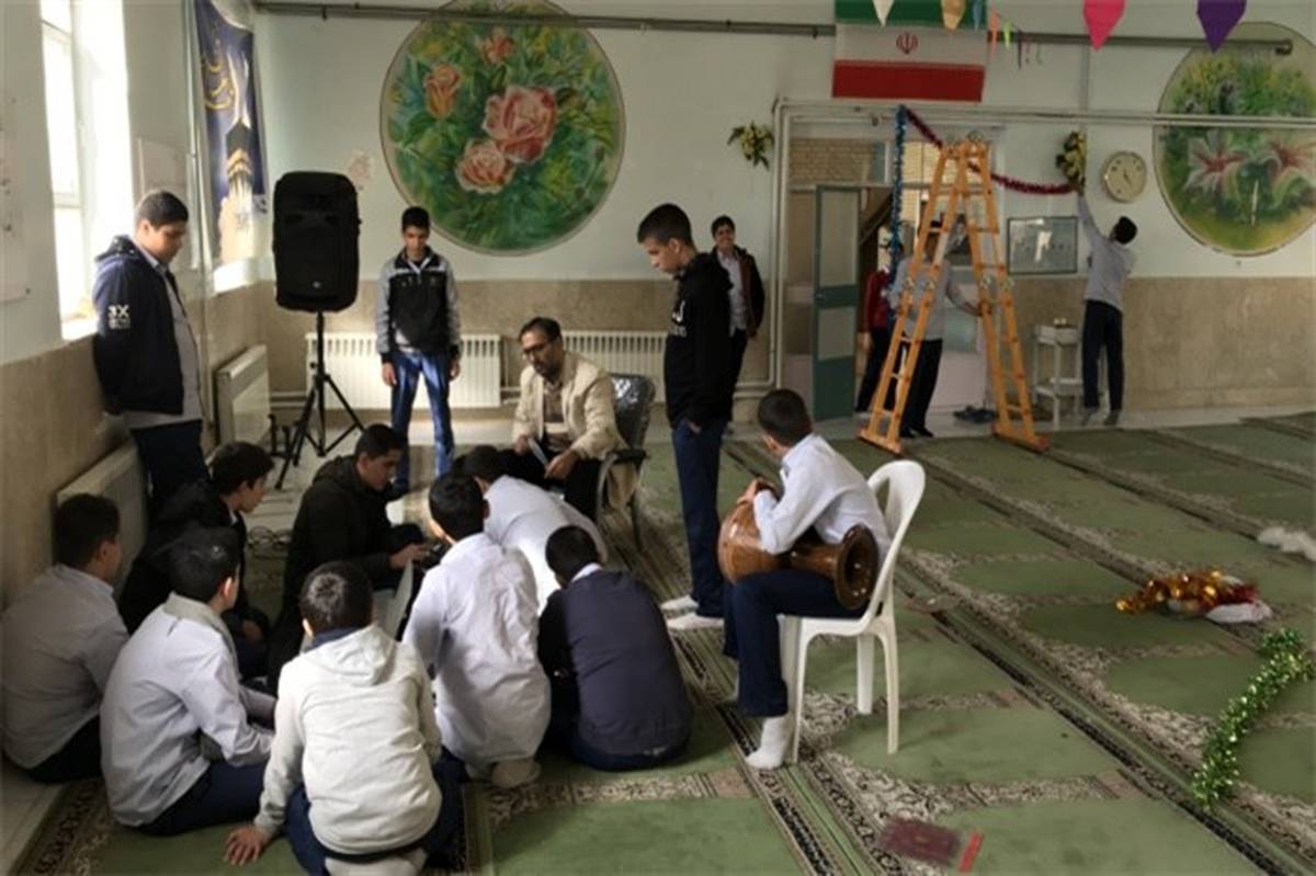 همکاری دانش آموزان در برگزاری مراسمات آموزشگاه