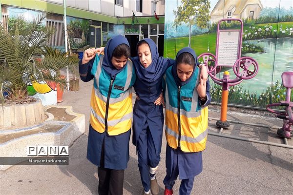 مانور زلزله در آموزشگاه دخترانه ارشاد ناحیه دو شهر ری