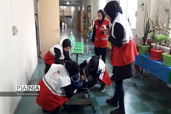مانور زلزله در آموزشگاه دخترانه ارشاد ناحیه دو شهر ری