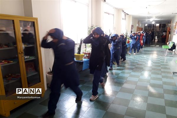 مانور زلزله در آموزشگاه دخترانه ارشاد ناحیه دو شهر ری