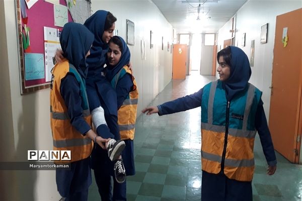 مانور زلزله در آموزشگاه دخترانه ارشاد ناحیه دو شهر ری