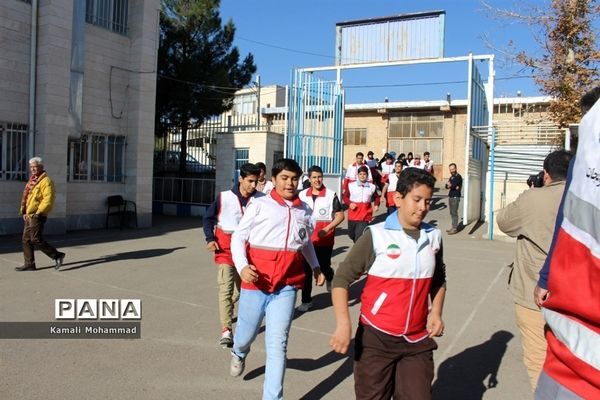 بیست و یکمین مانور سراسری زلزله و ایمنی در دبیرستان سید مرتضی محلات
