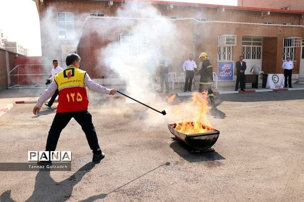 مانور استانی زلزله در دبیرستان دخترانه بعثت ناحیه ۲ اهواز