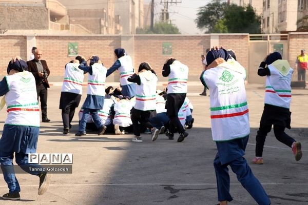 مانور استانی زلزله در دبیرستان دخترانه بعثت ناحیه ۲ اهواز