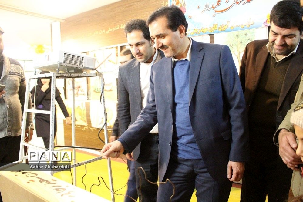 بازدید رئیس اداره کانون‌های فرهنگی و تربیتی از غرفه‌های جشنواره دستاوردهای کانون‌های استان همدان