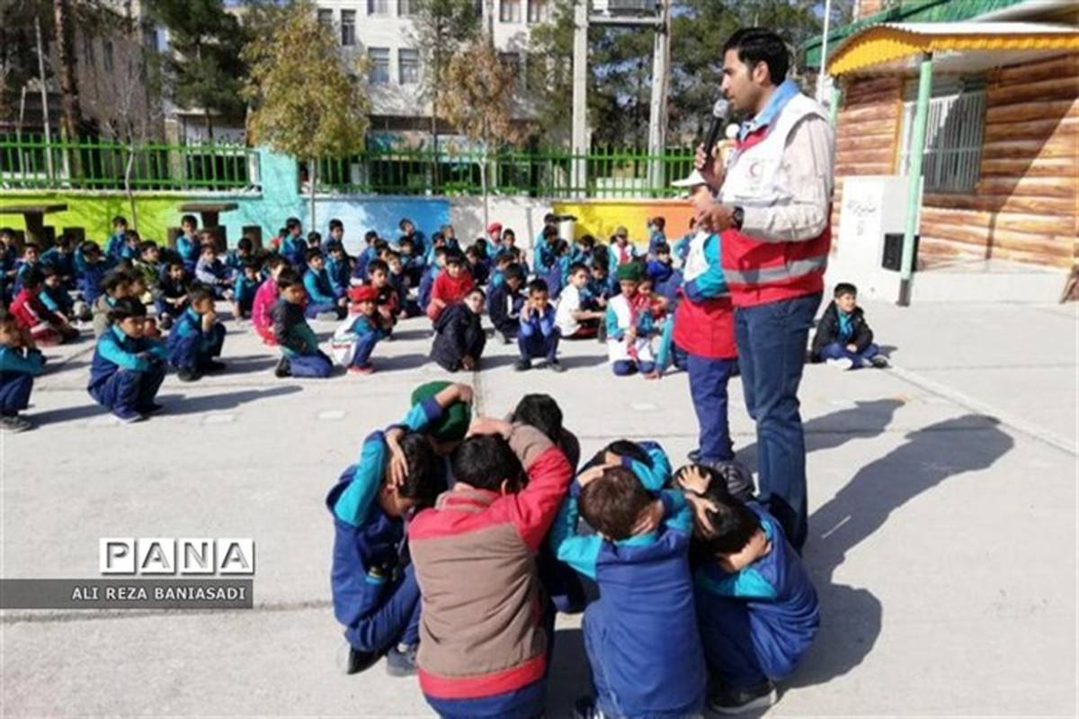 کارگاه آموزشی امداد و نجات دانش آموزان دبستان علامه حلی 1 دوره اول