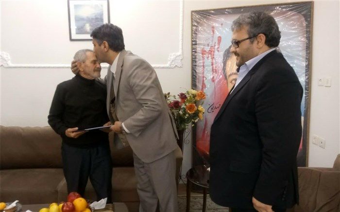 دیدار مدیر کل آموزش و پرورش استان زنجان با خانواده شهید داود افشاری