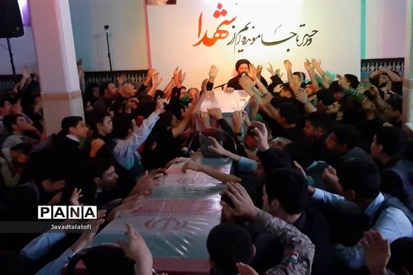 تشییع نمادین پیکر شهید گمنام در یادواره شهدای دبیرستان ملاصدرا ناحیه دو شهرری