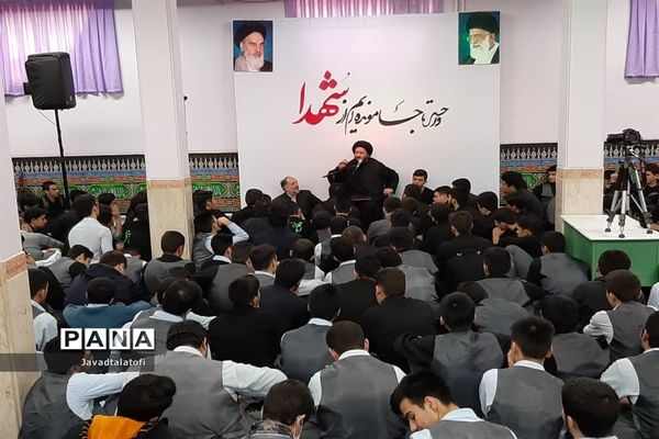 تشییع نمادین پیکر شهید گمنام در یادواره شهدای دبیرستان ملاصدرا ناحیه دو شهرری