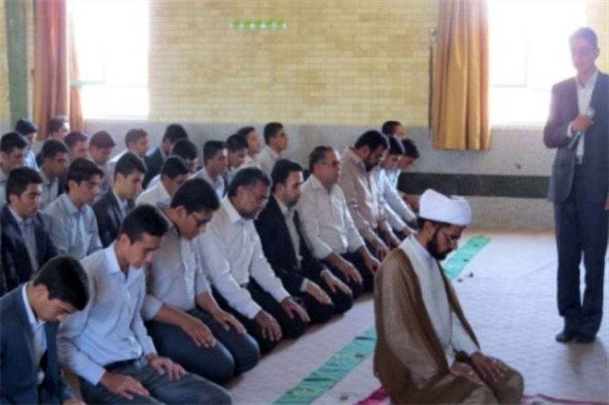 اجرای طرح یاوران نماز با شعار همه با هم یکدل و همراه درصفوف نماز جماعت مدرسه