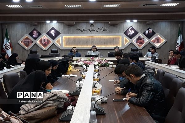 نشست مدیرکل آموزش و پرورش استان زنجان با منتخبین اعضای شورای دانش‌آموزی