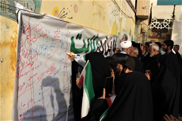 حماسه حضور نوجوانان کفن‌پوش قمی در راهپیمایی «عهد خون»