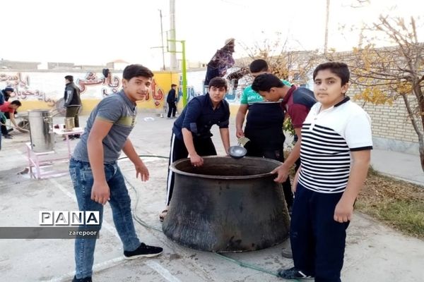 پخت آش نذری توسط دانش‌آموزان دبیرستان امیرکبیر ابرکوه
