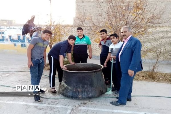 پخت آش نذری توسط دانش‌آموزان دبیرستان امیرکبیر ابرکوه
