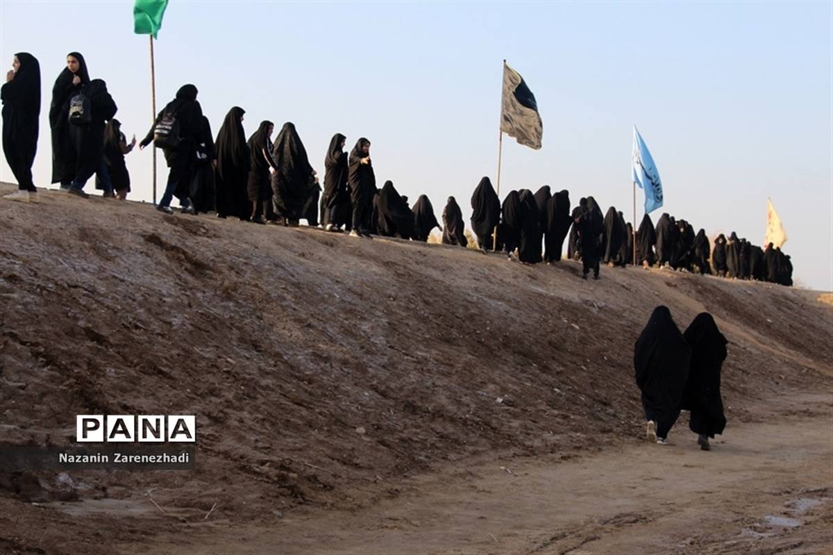 بازدید دانش‌آموزان دختر ناحیه 4 شیراز از مناطق جنگی