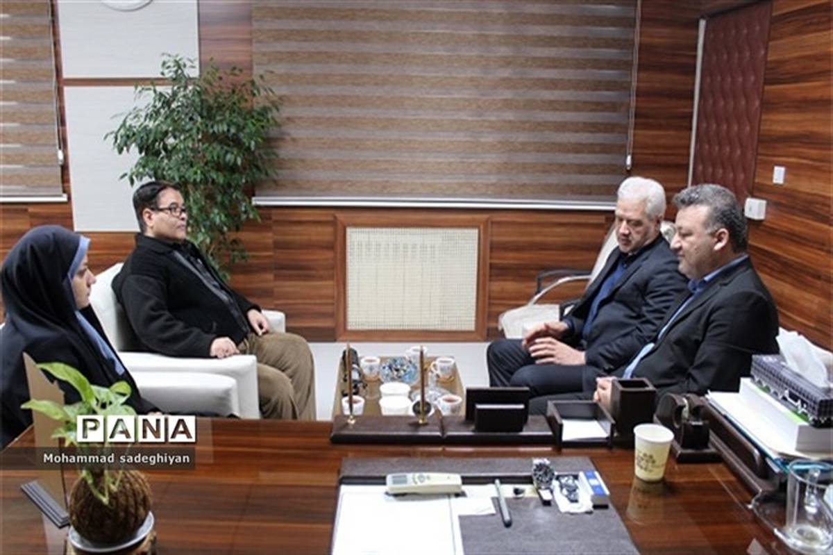 جلسه مشترک حنیف نیا با مدیر کمیته امداد امام خمینی(ره ) منطقه 19