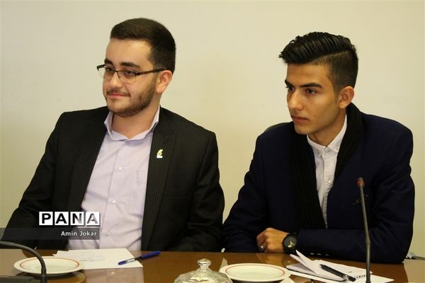 دیدار نمایندگان نهمین دوره مجلس دانش‌آموزی با استاندار فارس