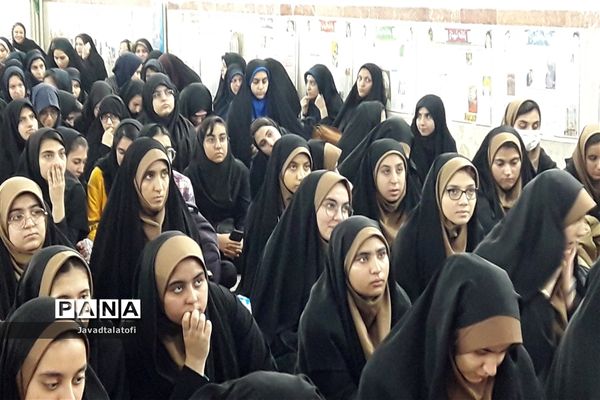 اعزام اولین گروه دانش آموزان دختر ناحیه دو شهرری  به اردوی راهیان نور