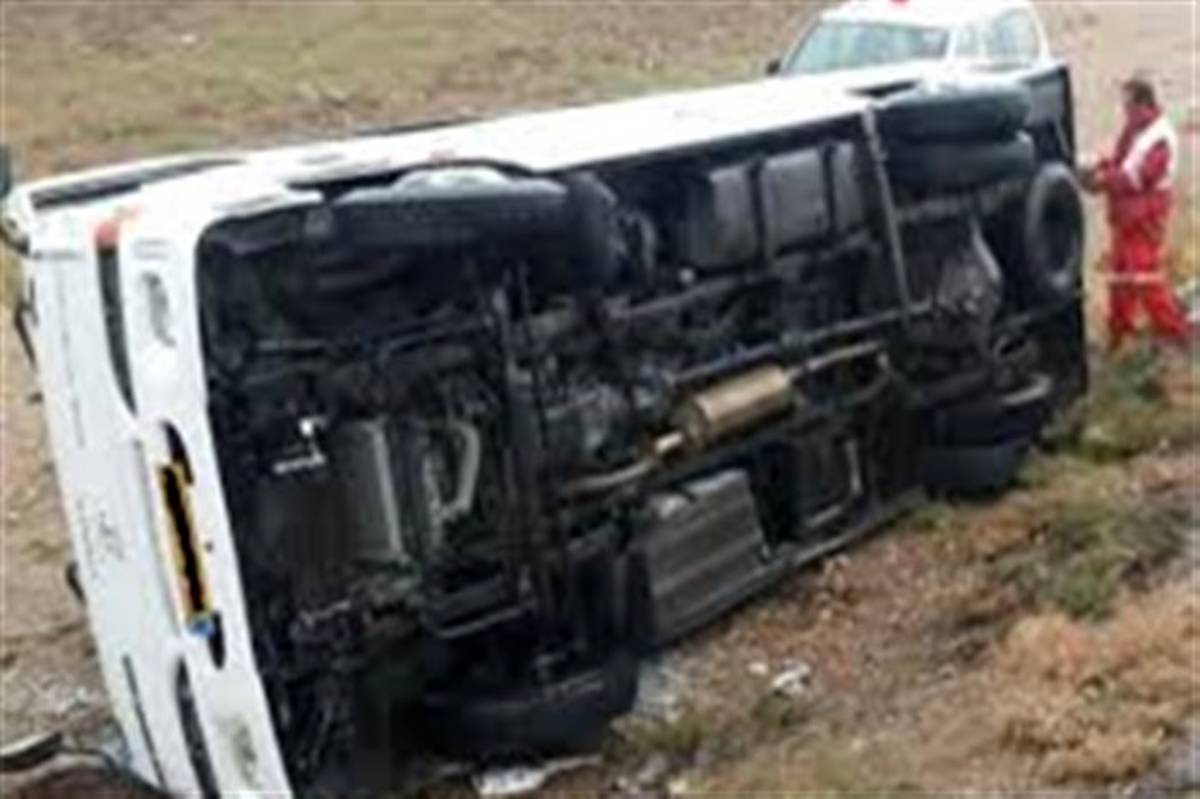 واژگونی اتوبوس نیروهای عملیاتی هلال احمر را به سر حادثه کشاند