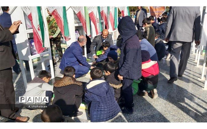 غبارروبی گلزار شهدا به همت مدارس و مراکز غیر دولت در کاشمر