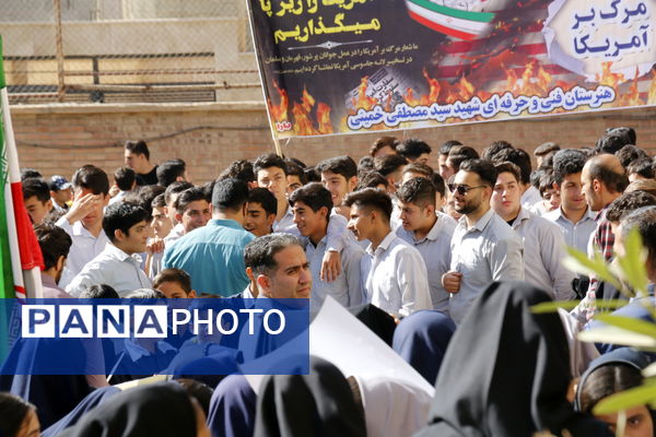 حضور پرشور دانش آموزان محلاتی در راهپیمایی 13 آبان 