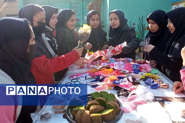 برپایی بازارچه‌ دانش‌آموزی در دبیرستان دلیری مشهد