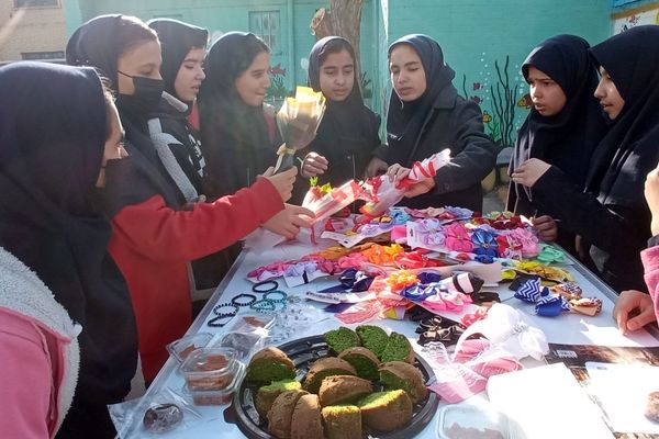برپایی بازارچه‌ دانش‌آموزی در دبیرستان دلیری مشهد