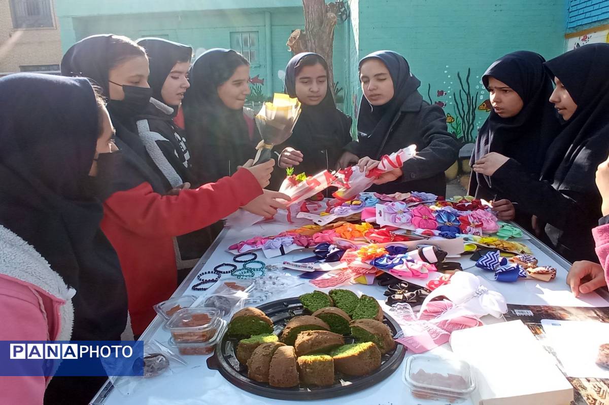 برپایی بازارچه‌ دانش‌آموزی در دبیرستان دلیری مشهد