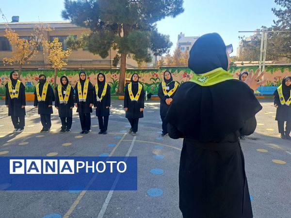 آموزش دوره پیشتازان در دبیرستان دخترانه علی افشار‌نژاد