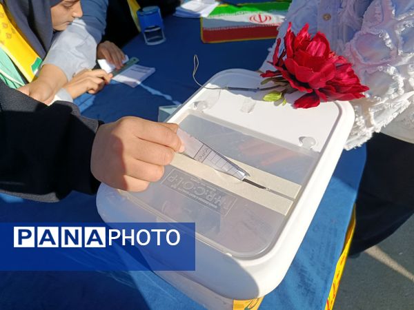 انتخابات شورای دانش آموزی‌ در دبیرستان‌ یغمای‌ نیشابوری(وکیلی 3)